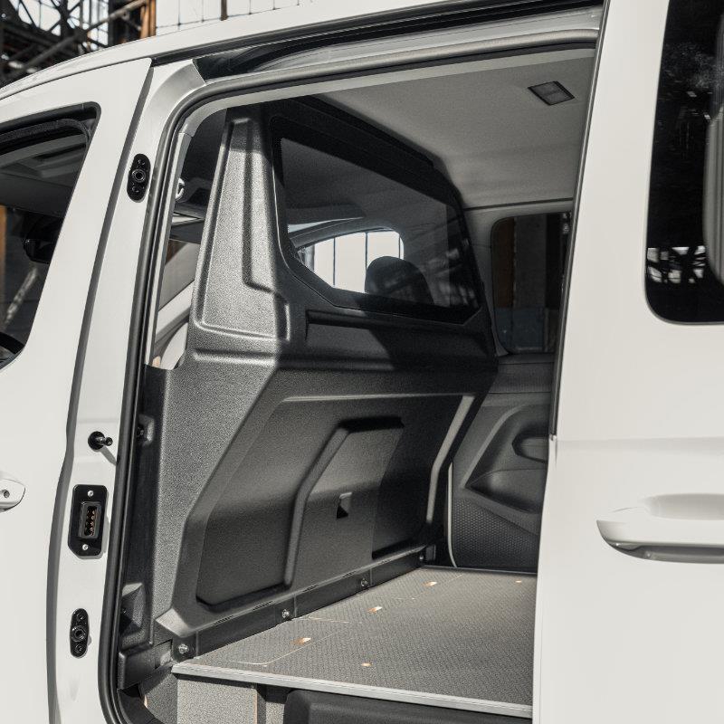 Trennwand B-Säule ABS - VW Caddy V Life (20-)/ Ford Connect Tourneo III (24-) mit Scheibe/ Boden L2